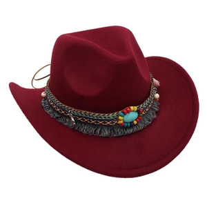 Détail du chapeau en laine bordeaux avec ruban ethnique, turquoise et plumes en métal