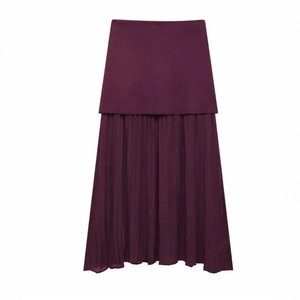 Élégant ensemble jupe longue plissée en tricot violet foncé au design minimaliste