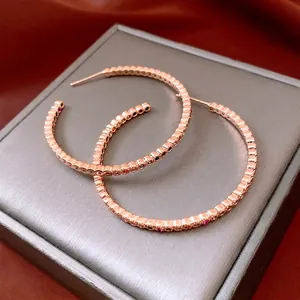 Boucles d'oreilles créoles or rose serties de zircons colorés effet arc-en-ciel
