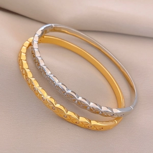 Bracelet jonjon plaqué or 18 carats avec motifs croisés et diamants sur tissu élégant