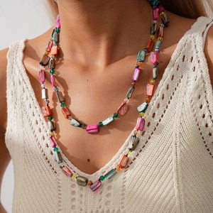 Détail d'un collier bohème multicouche en perles de coquillage sur un mannequin