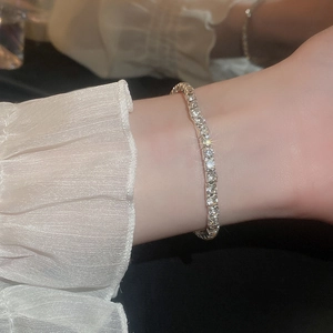 Détail d'un bracelet tennis en argent orné de zircons scintillants porté au poignet