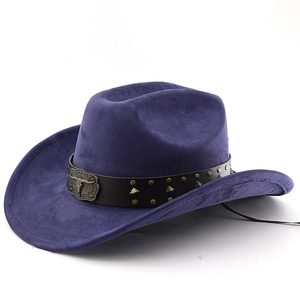 Detailansicht eines Western-Cowboyhuts mit Stierkopfschnalle und Nietlederband