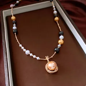 Collier de perles rondes plaqué or vintage avec détails en cristal sur soie marron