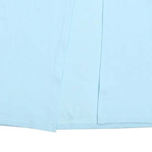 Vue macro des détails du tissu bleu clair avec des coutures soignées et douces