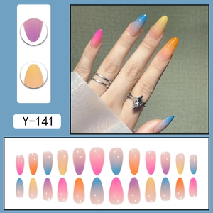 Set di 24 unghie finte a mandorla sfumate arcobaleno nei toni rosa blu e viola press on