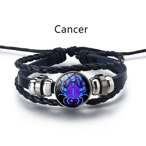 Détail du bracelet en cuir tressé signe Cancer avec pierre en verre lumineuse et perles métal