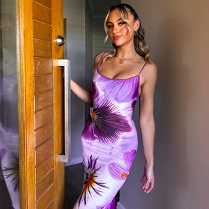 Robe longue imprimée fleurie violette à bretelles avec coupe ajustée style vacances