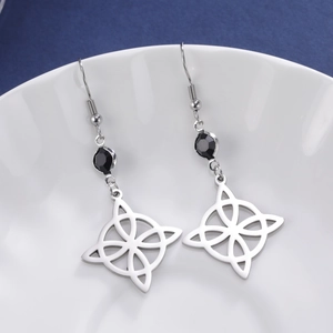 Boucles d'oreilles nœud celtique en acier doré avec une pierre précieuse noire