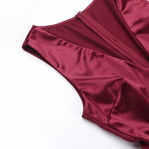Gros plan du décolleté en V et du zip invisible sur la robe de soirée en satin bordeaux