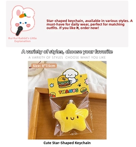 Detalle del llavero de estrella de peluche amarilla con cara bordada y empaque de cartón