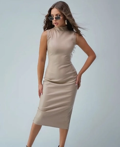 Détail de la texture en cuir PU beige et du col montant sans manches de la robe chic