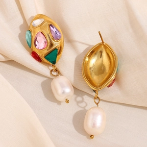 Dettaglio di orecchini placcati oro 18K con zirconi colorati e perle bianche lucide
