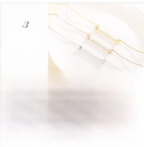 Vue macro des pendentifs cylindriques avec zircons brillants en trois finitions