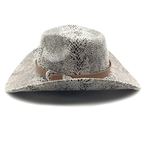 Dettaglio del cappello western con motivo a serpente, cinturino in pelle marrone e fibbia