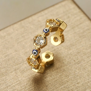 Anello aperto malocchio dorato con cristalli esagonali e motivi in smalto blu
