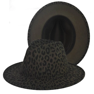 Dettaglio cappello fedora verde scuro con stampa leopardata, tesa larga e feltro di lana
