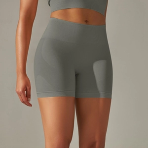 Détail du short de yoga sans couture à taille haute en tissu respirant gris-vert