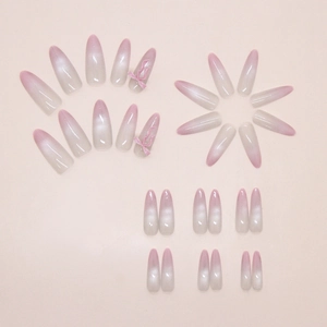 Nahaufnahme von rosa Cat-Eye-Nägeln mit 3D-Schleifen und langer Mandelform im Set