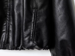 Detailansicht der schwarzen Kunstlederjacke mit feinen Nähten und Premium-Narbenstruktur