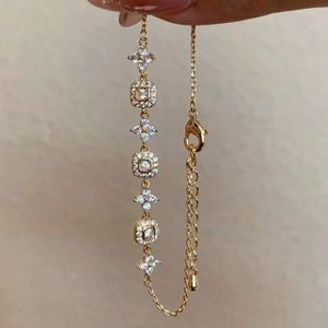 Exquisite 18K gold plated adjustable bracelet with zircon flower and square link motifs