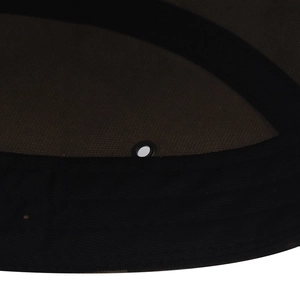 Vue détaillée de l'intérieur de la casquette en coton avec œillet et couture nette