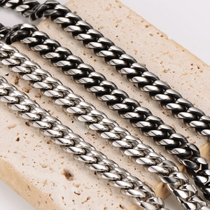 Chaînes cubaines classiques en acier inoxydable argent et gris sur support pierre