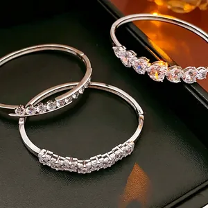 Bracelets en argent avec zircons cœurs et géométriques dans un écrin de luxe