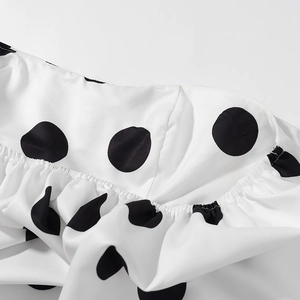 Ensemble rétro à pois avec haut bustier et pantalon droit aux détails smockés élastiques