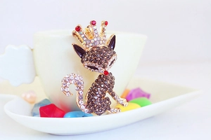 Detailed view of fox keychain with golden metal finish and inlaid sparkling rhinestones
