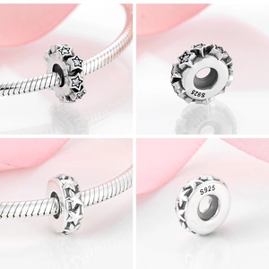Makroansicht des S925 Sterling Silber Stern-Anhängers an einem Schlangenkettenarmband