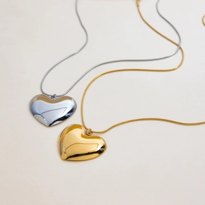 Colliers avec pendentif cœur minimaliste en or et argent avec chaîne serpent élégante