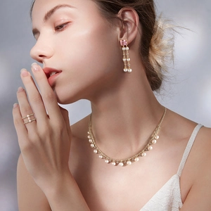 Élégant collier en argent 925 avec perles et ensemble de bijoux dorés assortis sur un modèle