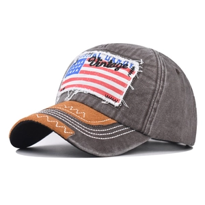 Detailansicht der Vintage-Baseballkappe aus Baumwolle mit USA-Flagge und Stickerei