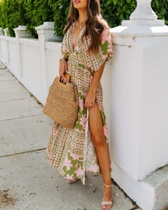 Détail d'une robe longue à imprimé floral rose et vert avec col en V et fente latérale