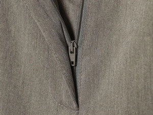 Vue détaillée de la fermeture éclair et de la texture du tissu sergé sur le pantalon droit