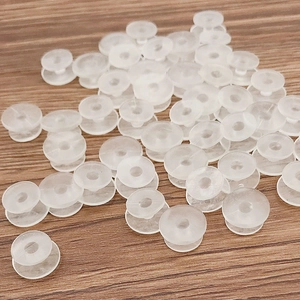 Boucles de chaussures de jardin transparentes en plastique sur fond de bois naturel