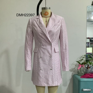 Détail du tissu à motif géométrique rose avec des paillettes sur la robe blazer cintrée