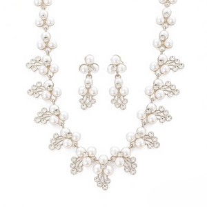 Parure bijoux de mariée élégante avec collier de perles et boucles d'oreilles grappe