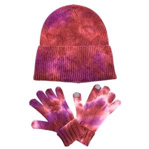 Detail von Batik-Strickmütze und Touchscreen-Handschuhen mit Rippenstruktur in Violett-Rot