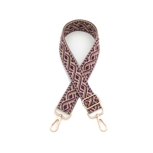 Détail de la bandoulière tissée réglable aux motifs géométriques losanges violets