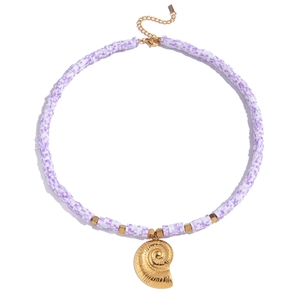 Collier en perles violettes et acier doré 18 carats avec grand pendentif conque dorée