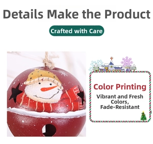Détail d'une cloche de Noël rouge mate avec motif bonhomme de neige et découpes d'étoiles