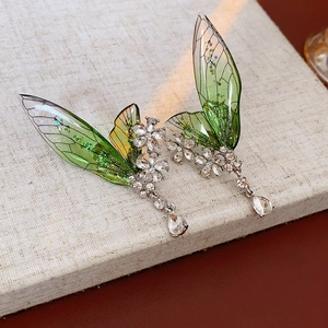 Dettaglio dell'ear cuff argento con ali verdi sfumate e fiore di cristallo scintillante