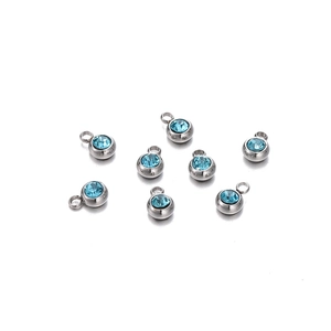 Détail de breloques en zircone bleu clair de 6mm avec montures argentées polies