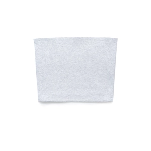 Détail de la texture en maille côtelée gris clair sur un bandeau court