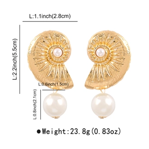 Dimensions détaillées des boucles d'oreilles coquillage doré et perle en pouces et cm