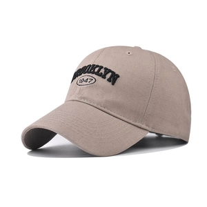 Vue détaillée de la broderie 3D Brooklyn 1947 sur casquette en coton kaki