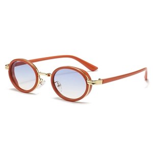Occhiali steampunk rétro con montatura arancione, ponte dorato e lenti blu sfumate