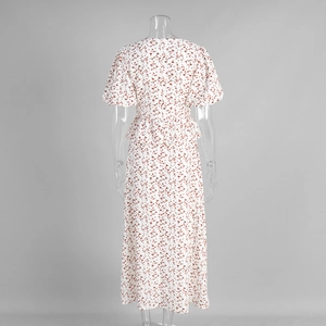 Détail de la robe fleurie blanche avec fermeture éclair au dos et taille à basques